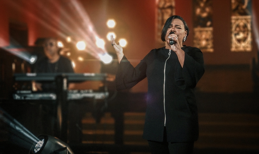 Cantora encerra o ano com música de gratidão cheia de belas harmonias. (Foto: Divulgação)