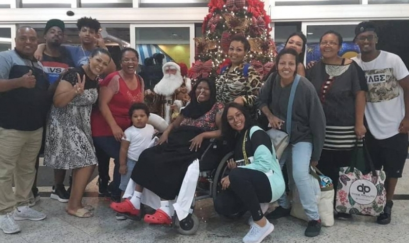 Deise Cipriano, do Fat Family, ao lado de amigos e familiares no dia em que recebeu alta do hospital. (Foto: Reprodução/Instagram)