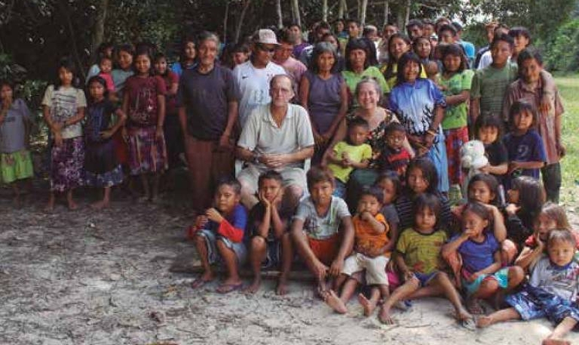 Casal de missionários norte-americanos Steve e Robin Campbell com índios da etnia jamamadi, no sul do Amazonas. (Foto: Divulgação)