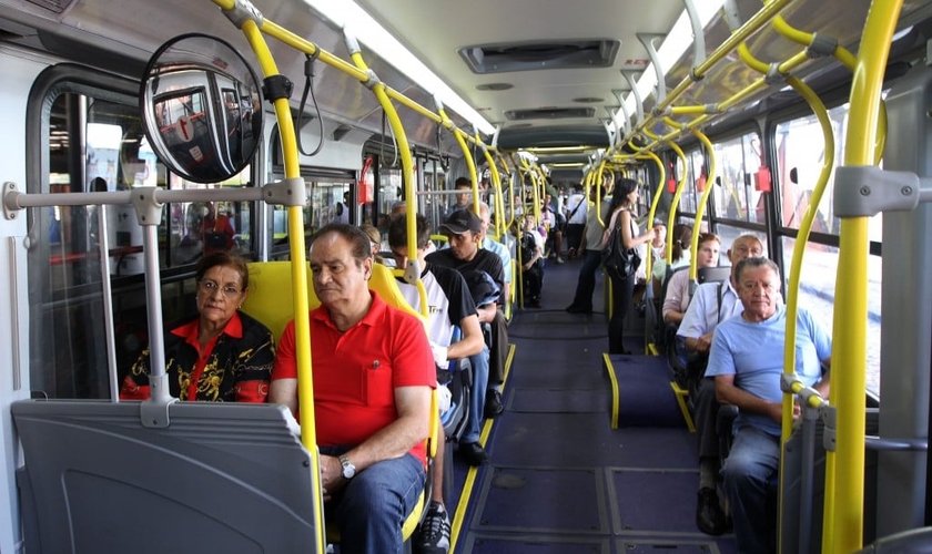 Imagem ilustrativa. Idosa impediu assalto em ônibus após orar por bandido. (Foto: Joel Rocha/SMCS)