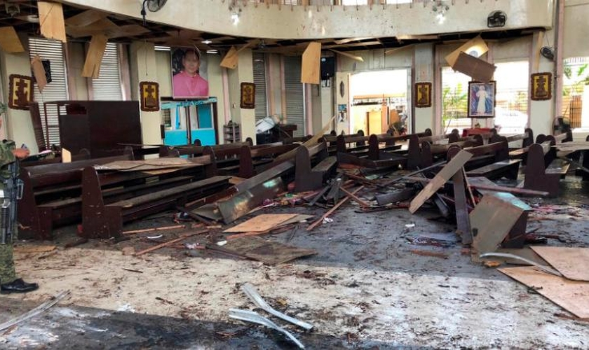 Soldado dentro de uma catedral católica em Jolo, capital da província de Sulu, no sul das Filipinas. (Foto: AP)