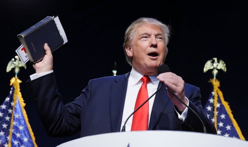 Trump segura sua própria Bíblia durante discurso, em Washington, EUA. (Foto: CNN)