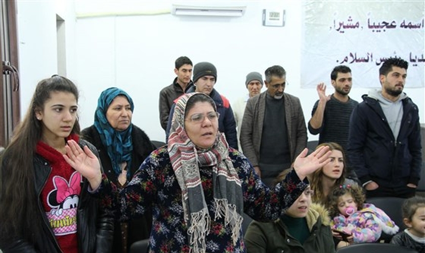 Membros durante culto na Igreja dos Irmãos em Kobani, na Síria. (Foto: NBC News)