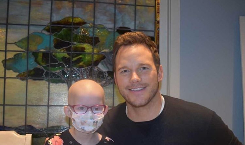 O ator Chris Pratt ao lado de Paige, uma menina com o sistema imunológico comprometido. (Foto: Reprodução/Instagram)