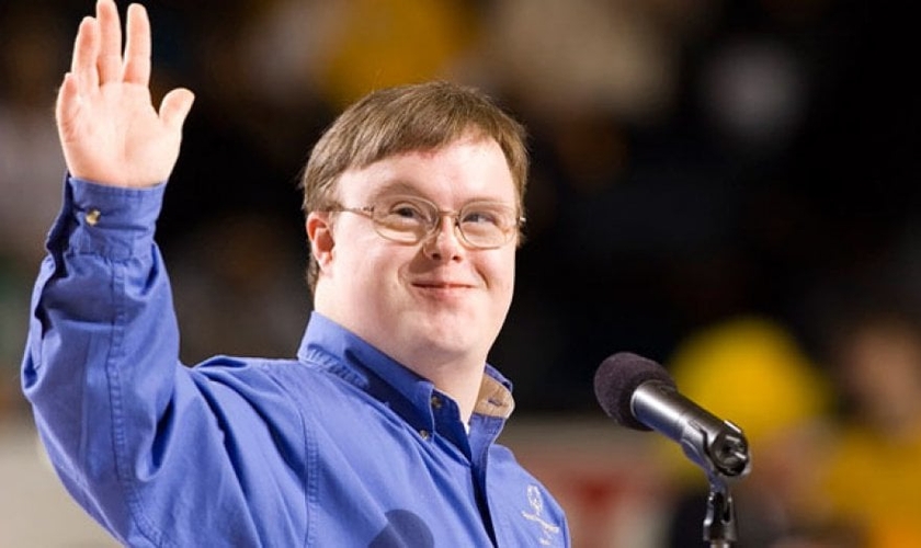 Frank Stephens tem síndrome de Down e se tornou uma voz poderosa contra o aborto, em todo o mundo. (Foto: Daily Wire)