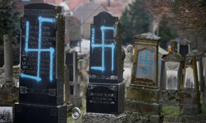 80 sepulturas foram vandalizadas em um cemitÃ©rio judeu, perto de Estrasburgo, na FranÃ§a. (Foto: Reuters/Vincent Kessler)