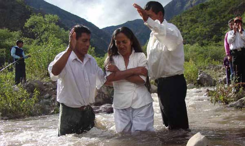Missionários nativos batizam novos crentes em Bangladesh. (Foto: Reprodução/CAM)