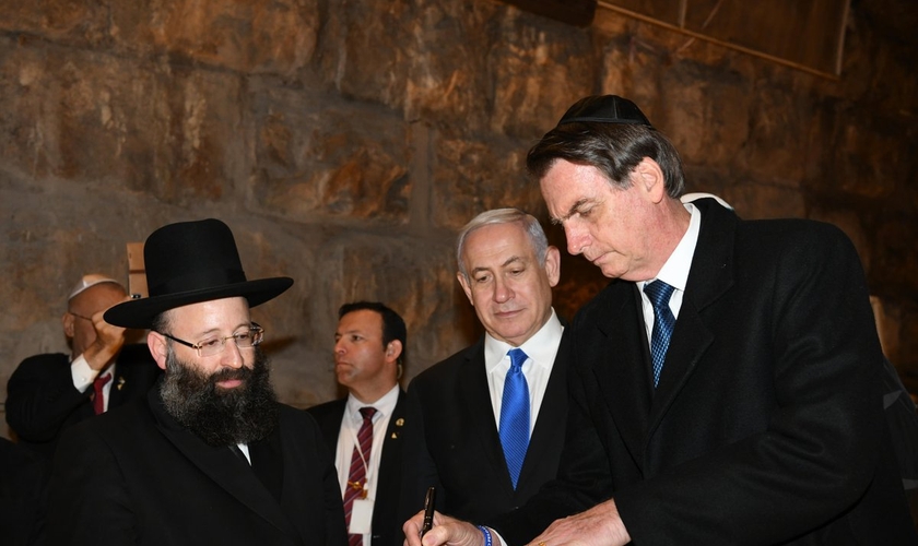 Bolsonaro assina livro em expressão de apoio à construção do Terceiro Templo em Jerusalém. (Foto: PM of Israel)