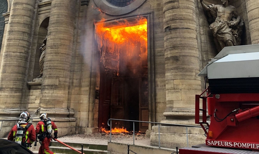 Bombeiros contÃªm incÃªndio provocado na igreja de Saint-Sulpice, em Paris. (Foto: @agneswebste/Via Reuters)