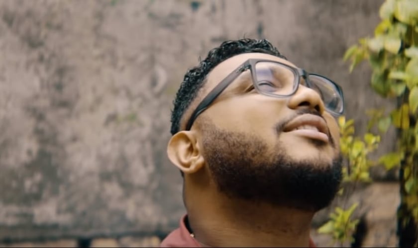 Eli Soares lançou o clipe "Deus não é o Culpado". (Imagem: Youtube / Reprodução)