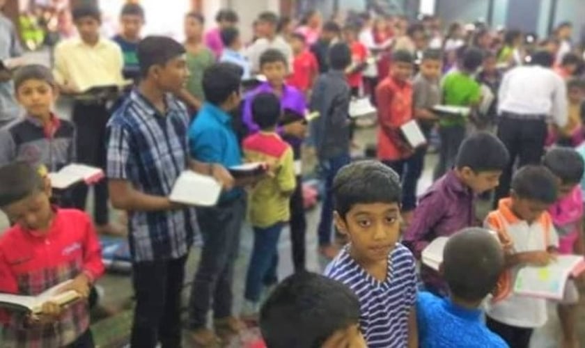 Crianças na Escola Bíblica da Igreja de Sião, no Sri Lanka. (Foto: Twitter / danishkanavin)