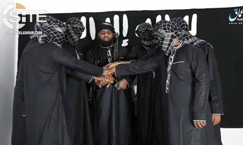 Imagens liberadas pelo Estado Islâmico exibem ao centro, Abu Ubaida, também conhecido como Zahran Hashin, um dos terroristas que responsáveis pelos ataques no Sri Lanka. (Imagem: CNN)