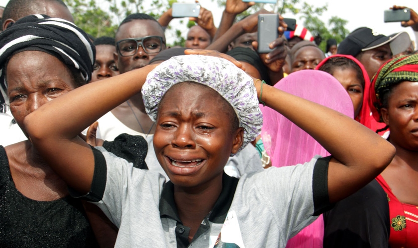 Parentes de cristÃ£os mortos por pastores islÃ¢micos Fulani na NigÃ©ria choram em funeral. (Foto: Emmy Ibu/AFP/Getty Images)