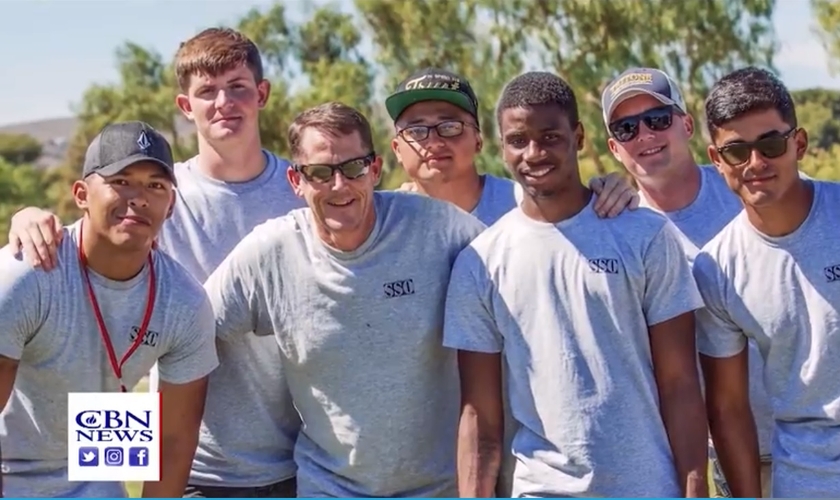 Soldados participam de ação evangelística, liderada por Rick Wolf. (Foto: CBN News)