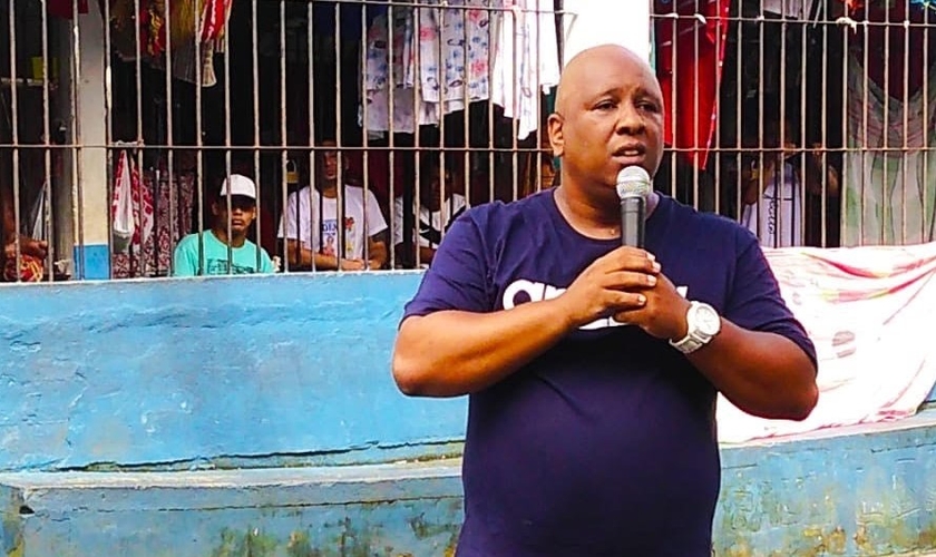 MC Dentinho prega e canta para detentos em presídio do Pará. (Foto: Divulgação)