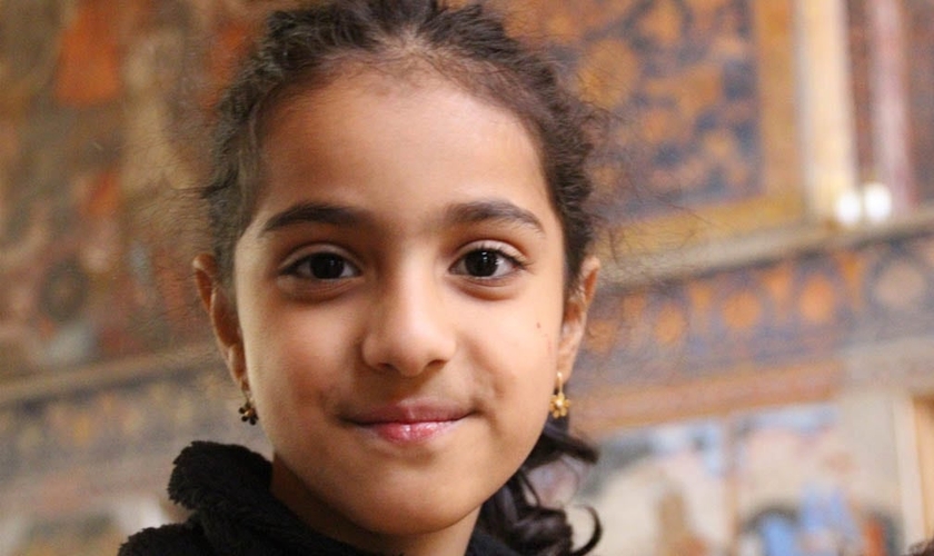 Imagem ilustrativa de menina iraniana. (Foto: Portas Abertas dos EUA)