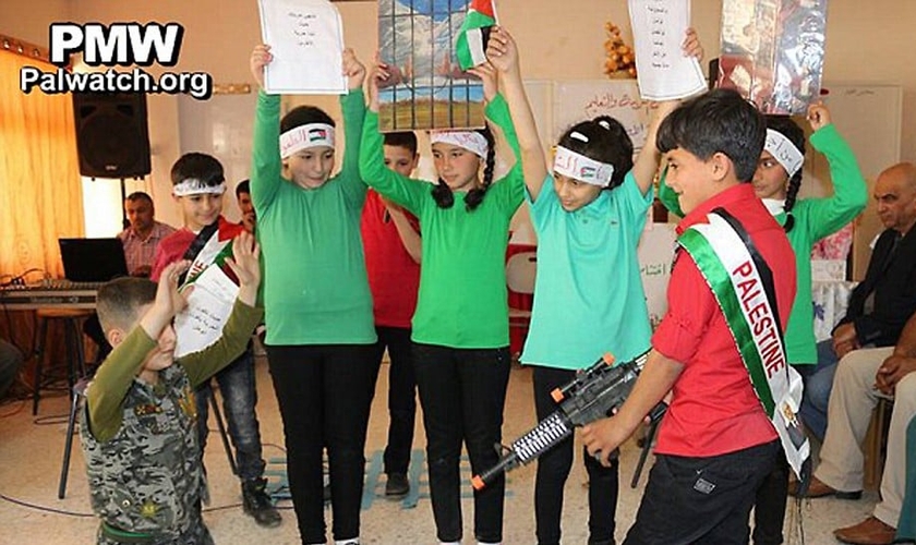 Crianças palestinas encenam a execução de um soldado israelense em uma escola de Hebron. (Foto: YNet News)