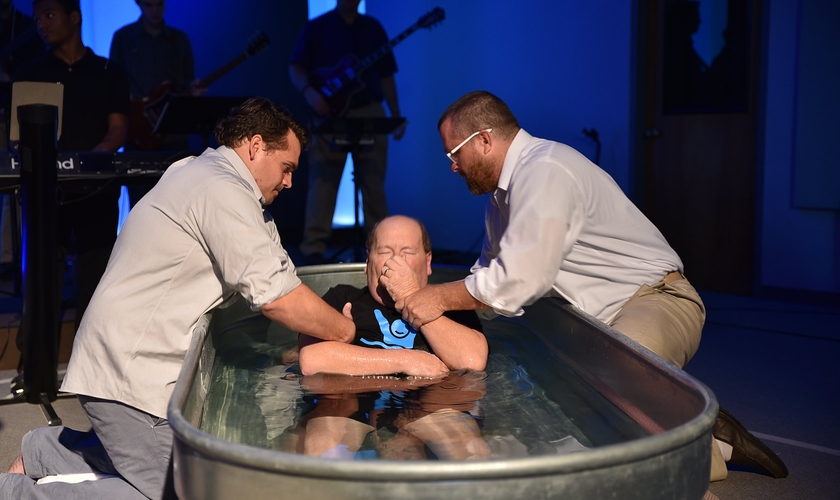 Richard Daddona foi curado da esclerose lateral amiotrófica (ELA) ao ser batizado em sua igreja. (Foto: Trinity Chapel Assembly of God)
