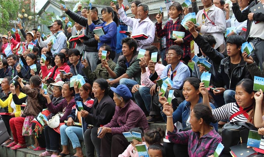Mais de 2,5 milhões de exemplares do evangelho de João foram espalhados pelo Nepal desde 2012. (Foto: Bibles For The World)
