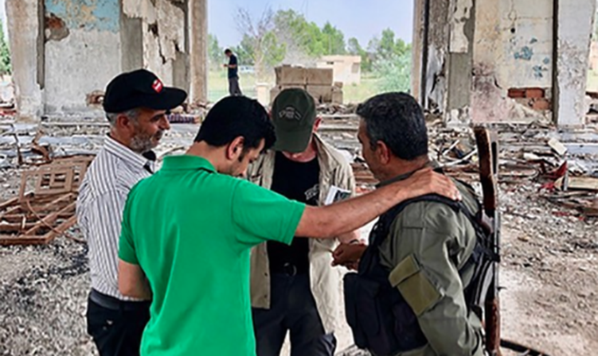 Dave Eubank (atrás) em momento de oração com sírios, em igreja destruída pela guerra. (Foto: Free Burma Rangers)