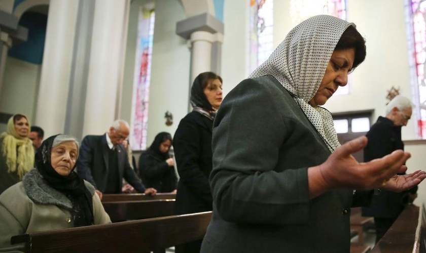 CristÃ£os participam de culto em igreja, no IrÃ£. (Foto: Reuters)