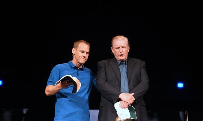 Presidente dos EUA, Donald Trump, recebe oração do pastor David Platt na McLean Bible Church na Virgínia. (Foto: AFP/Jim Watson)
