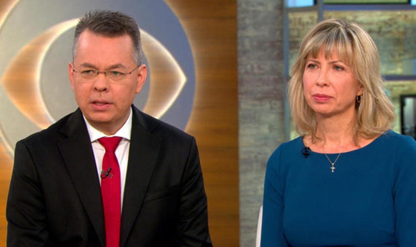 Pastor Andrew (esquerda) e sua esposa, Norine Brunson (direita) concedendo entrevista em uma emissora de televisão. (Imagem: CBS News)