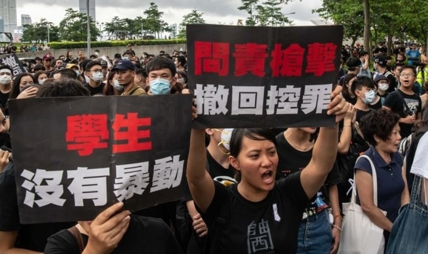 Manifestantes marcham após uma manifestação contra uma lei de extradição, em 17 de junho de 2019, em Hong Kong, China. (Foto: Billy H.C. Kwok/Getty Images)