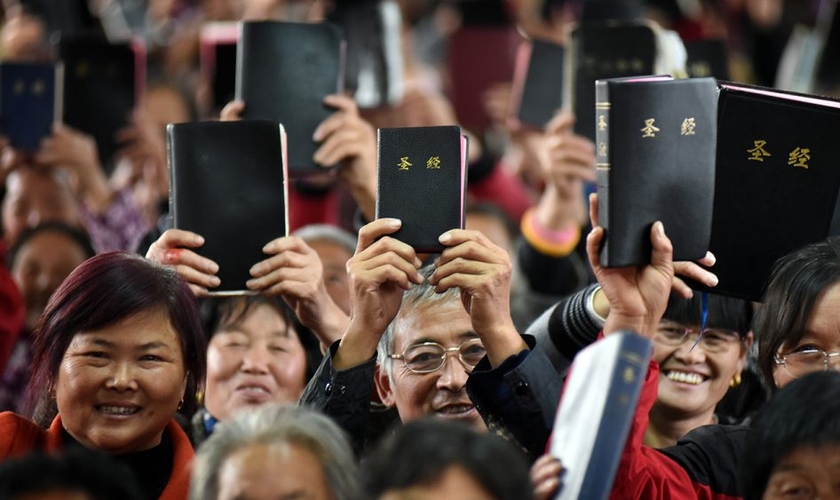 CristÃ£os Chineses mostram suas BÃ­blias em culto. (Foto: Bible Society - Australia)