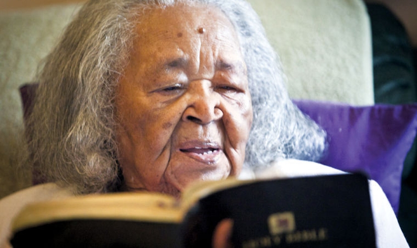 Hattie Mae Jimmerson Allen lê a Bíblia em sua casa em Temple, no Texas. (Foto: Josh Quinn/Telegram)