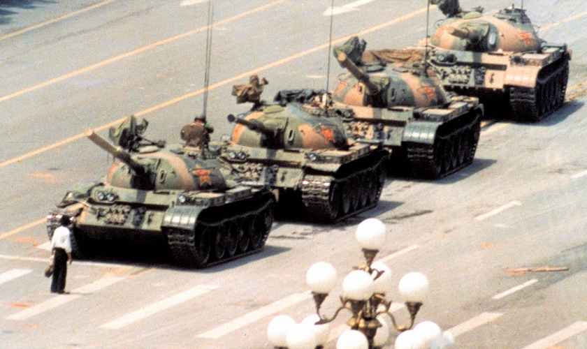 Desconhecido enfrentou uma fileira de tanques durante protestos contra o comunismo na China, em 1988. (Foto: The Guardian)