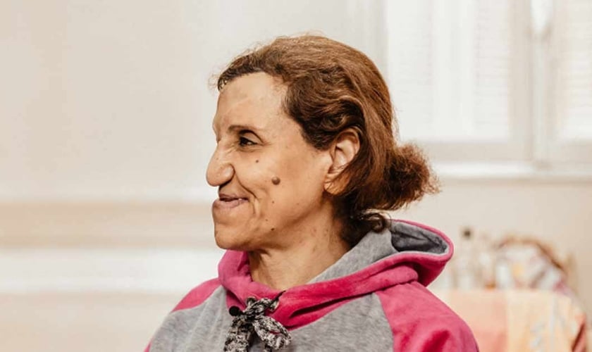 Samiha sobreviveu à explosão na Igreja de São Pedro. (Foto: Portas Abertas / EUA)