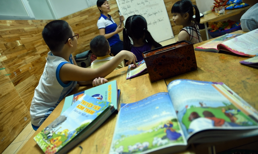 Crianças estão tendo acesso a Bíblias ilustradas no Vietnã. (Foto: Portas Abertas)
