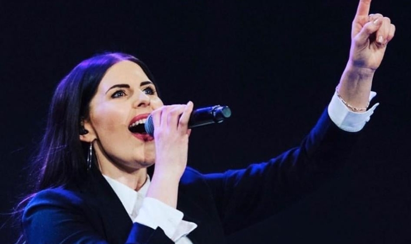 Chelsea Taylor é líder de louvor e integra o grupo do no principal campus da Hillsong, em Sydney, Austrália. (Foto: Intagram / Matty Crocker)