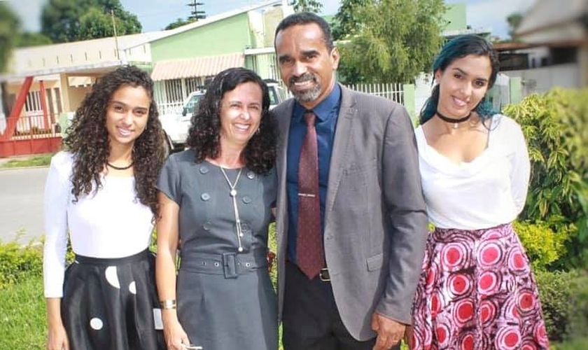 Yelissa (à esquerda) é a filha mais nova dos missionários Ismael e Sibele, líderes da JOCUM no Huambo. (Foto: Facebook)