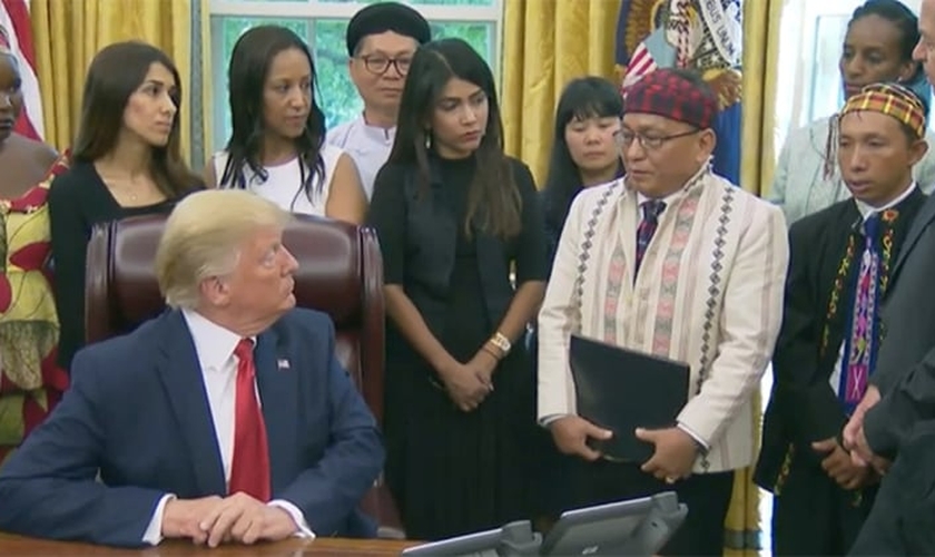 Pastor Hkalam Samson fala com Trump sobre a perseguição religiosa que os cristãos sofrem em Mianmar. (Imagem: WH.GOV / Reprodução)