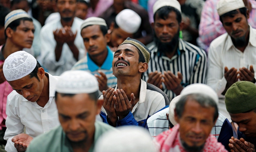 Muçulmano chora perto do campo de refugiados improvisado em Bangladesh. (Foto: Mohammad Ponir Hossain/Reuters)