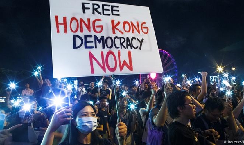 Manifestantes protestam contra o comunismo chinês em Hong Kong (Foto: Reuters / T. Peter)