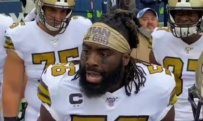 Demario Davis é um dos jogadores da Liga de Futebol Americano que mais expressa sua fé cristã, dentro e fora de campo. (Foto: YouTube/New Orleans Saints)