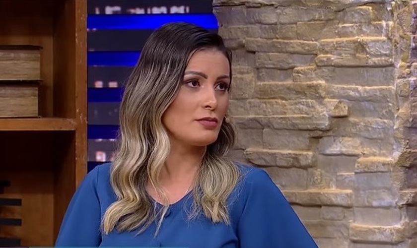 Andressa Urach participou do programa 'Luciana By Night' na última terça-feira, falando sobre fé, família, seu testemunho e seu novo livro 'Desejos da Alma'. (Imagem: Youtube / RedeTV!)