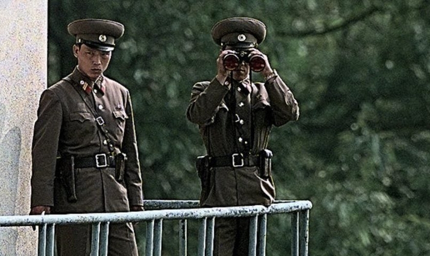 Oficiais do exército norte-coreano, ligados à ditadura de Kim Jong-Un. (Foto: NextShark)