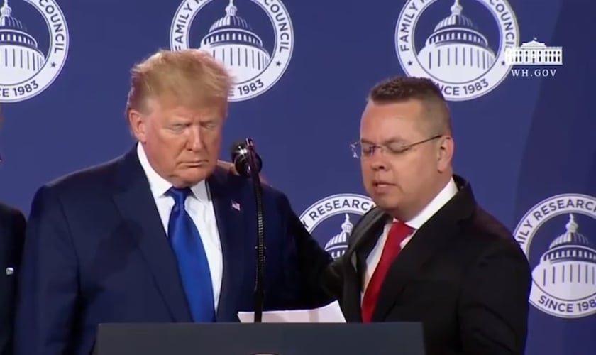 Andrew Brunson orou pelo presidente dos EUA, Donald Trump, durante evento sobre liberdade religiosa. (Imagem: CBN News)
