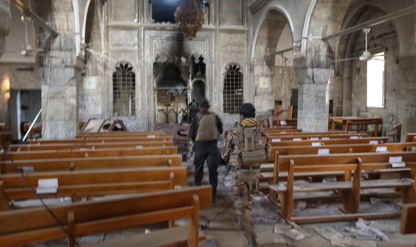 Soldados das forças especiais iraquianas em igreja destruída pelo Estado Islâmicos em Bartella, leste de Mosul, no Iraque. (Foto: Reuters/Goran Tomasevic)