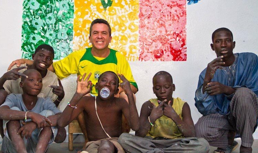 Pastor José Dilson (ao fundo) com garotos talibes, resgatados por seu projeto, no Senegal. (Foto: Arquivo Pessoal)