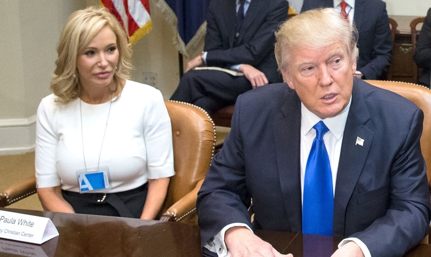Paula White (esquerda) é uma famosa televangelista dos EUA e conselheira espiritual de Trump. (Foto: People)