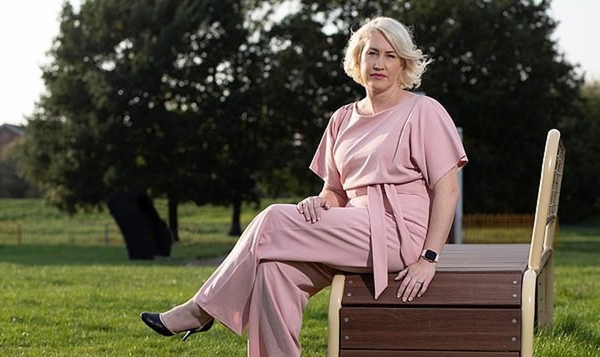 Lynsey McCarthy-Calvert, de 45 anos, foi forçada a deixar seu trabalho, após acusações de transfobia. (Foto: Daily Mail)