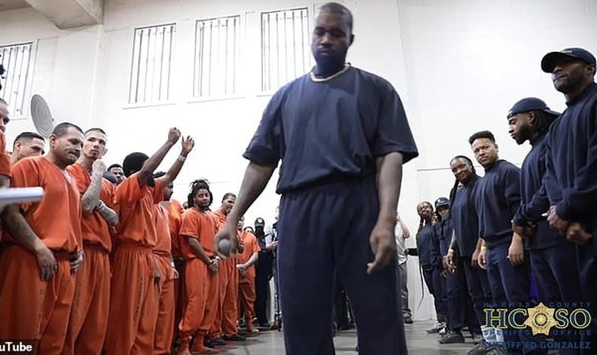 Kanye West se apresentou e pregou para detentos em dois presídios do Texas. (Imagem: Youtube)
