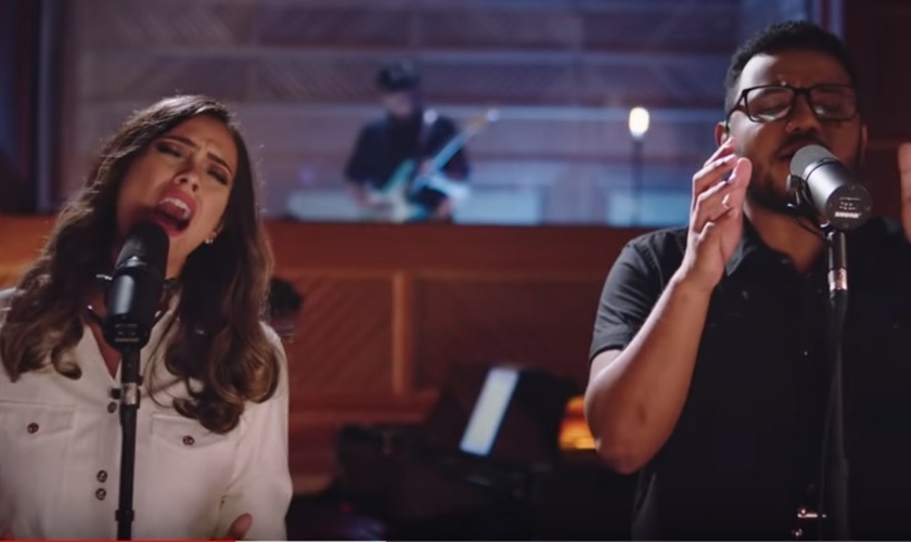 Amanda Rodrigues e Eli Soares estão juntos no single "Pra Te Guiar". (Imagem: Youtube / Reprodução)