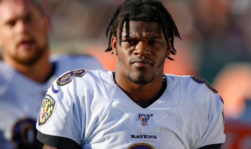 Lamar Jackson está batendo muitos recordes neste ano pelo Baltimore Ravens. (Foto: Fox News)