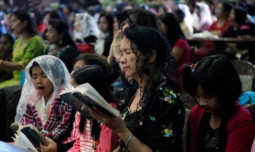 Cristãos participam de culto em Mianmar. (Foto: World News Group)